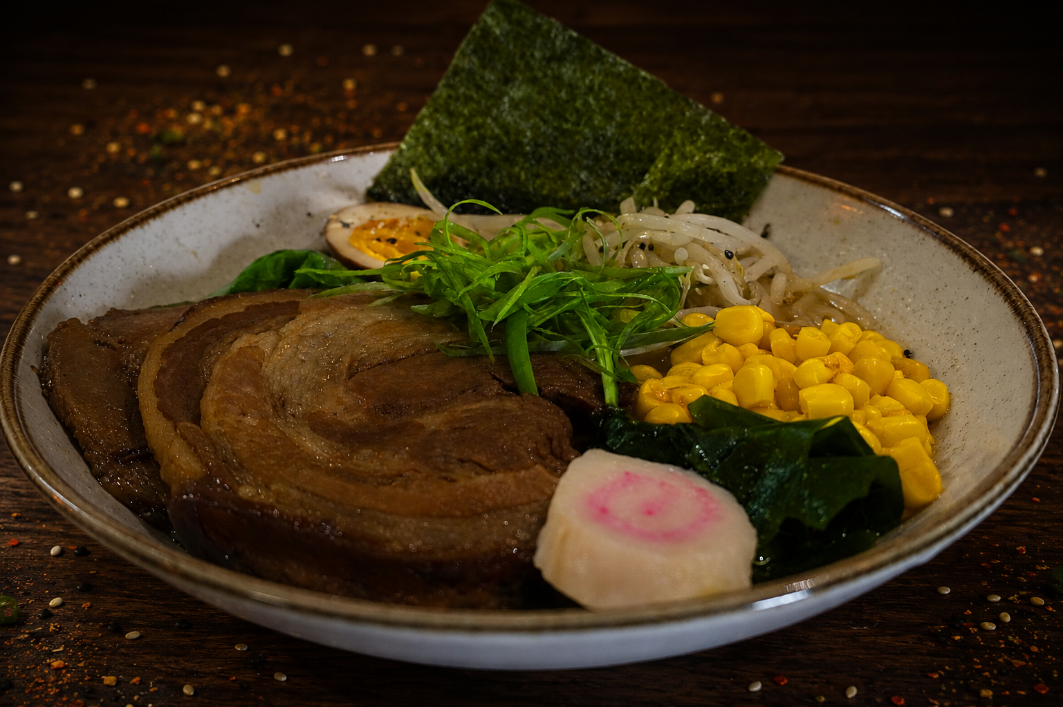 Ramen de cerdo con huevo, maíz y nori en fondo de madera