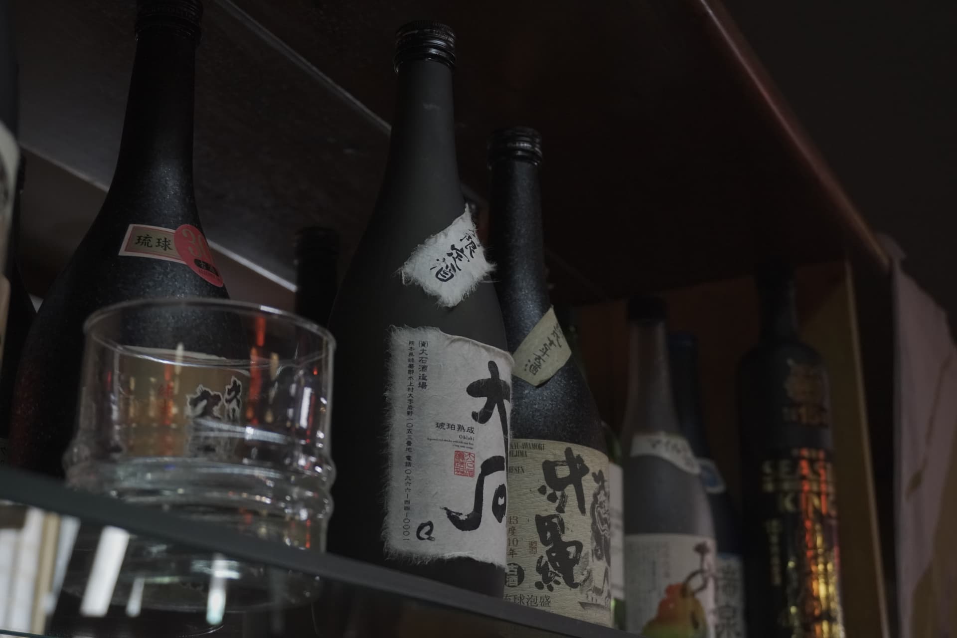 Botellas de awamori y sake en la barra