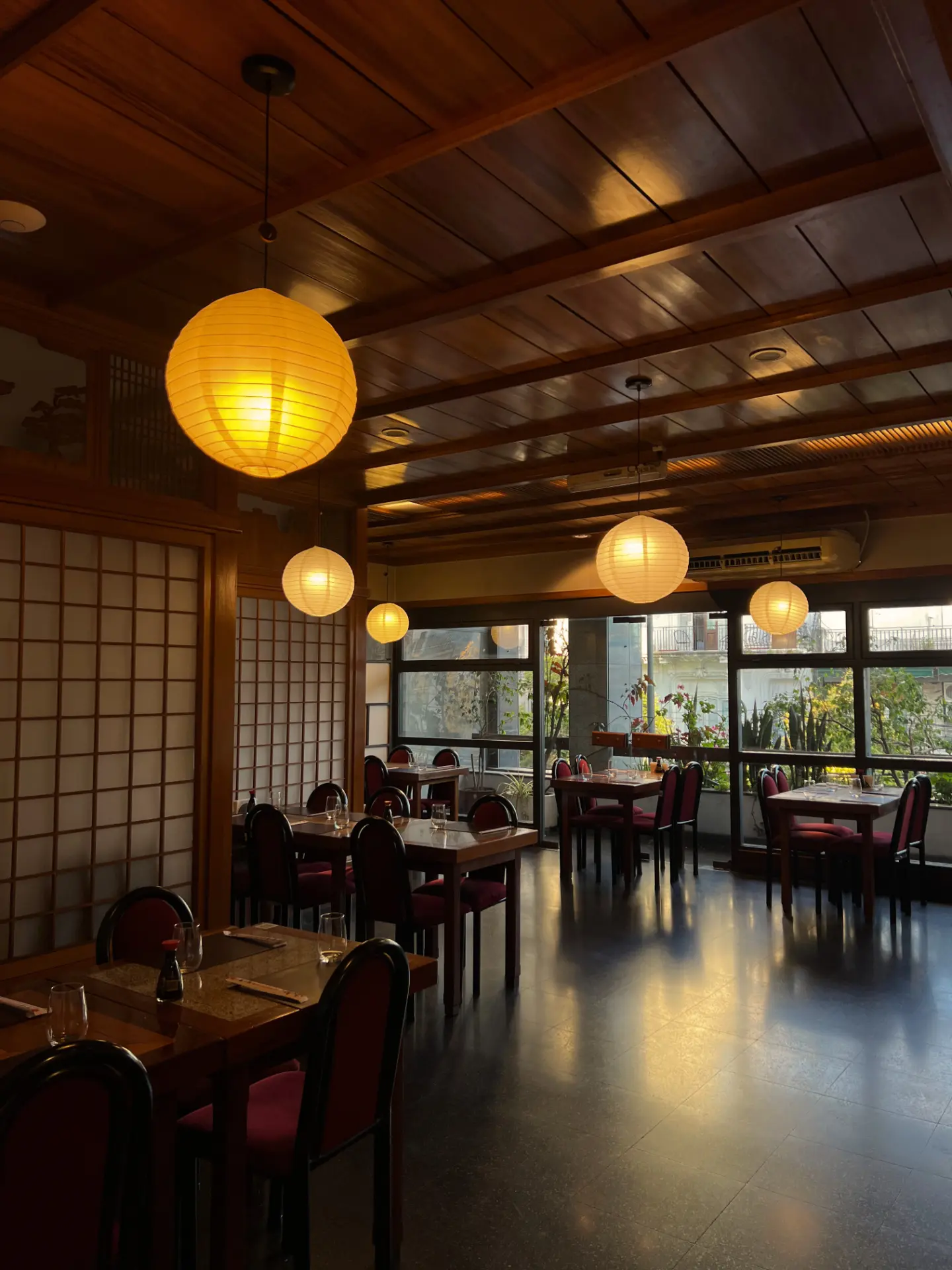 Interior elegante del restaurante OKIREN en Buenos Aires