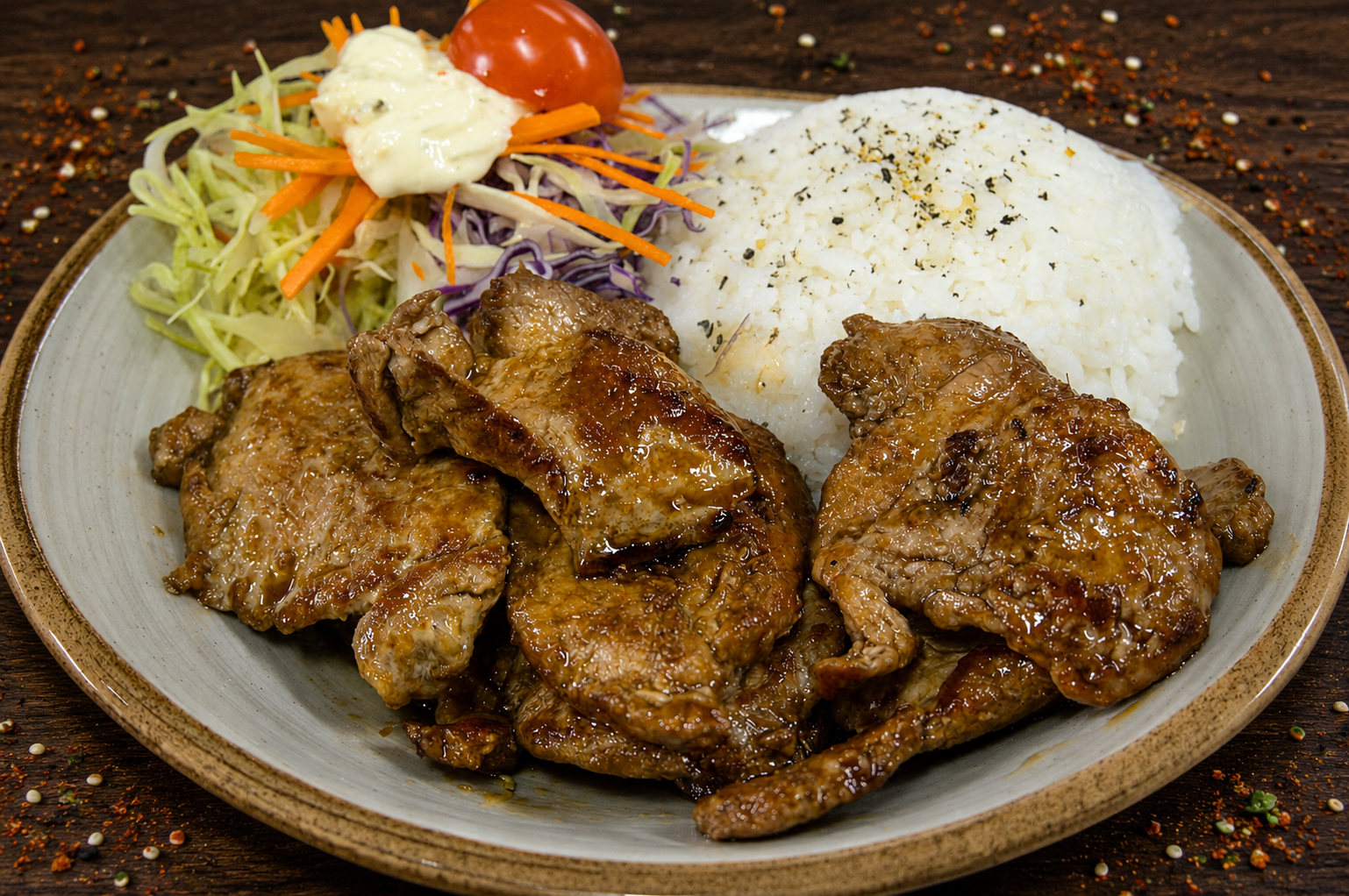 Buta no shogayaki: cerdo salteado en salsa de jengibre con arroz y ensalada