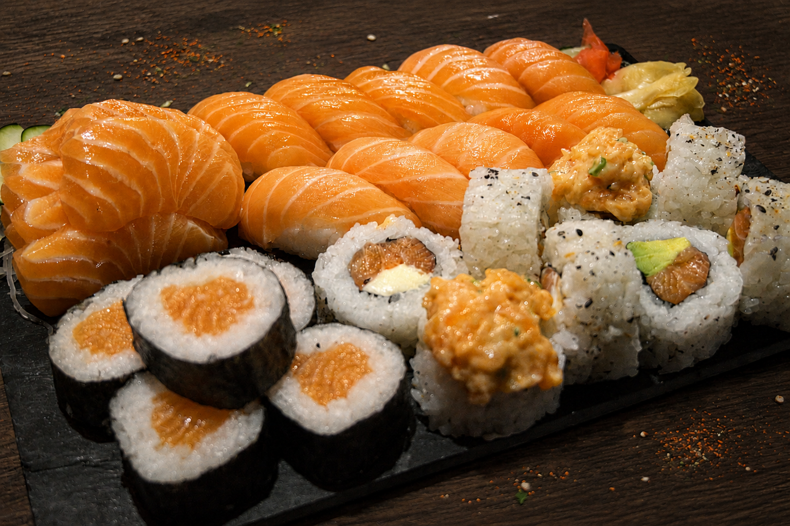 Tabla de sushi con niguiris de salmón, rolls y sashimi