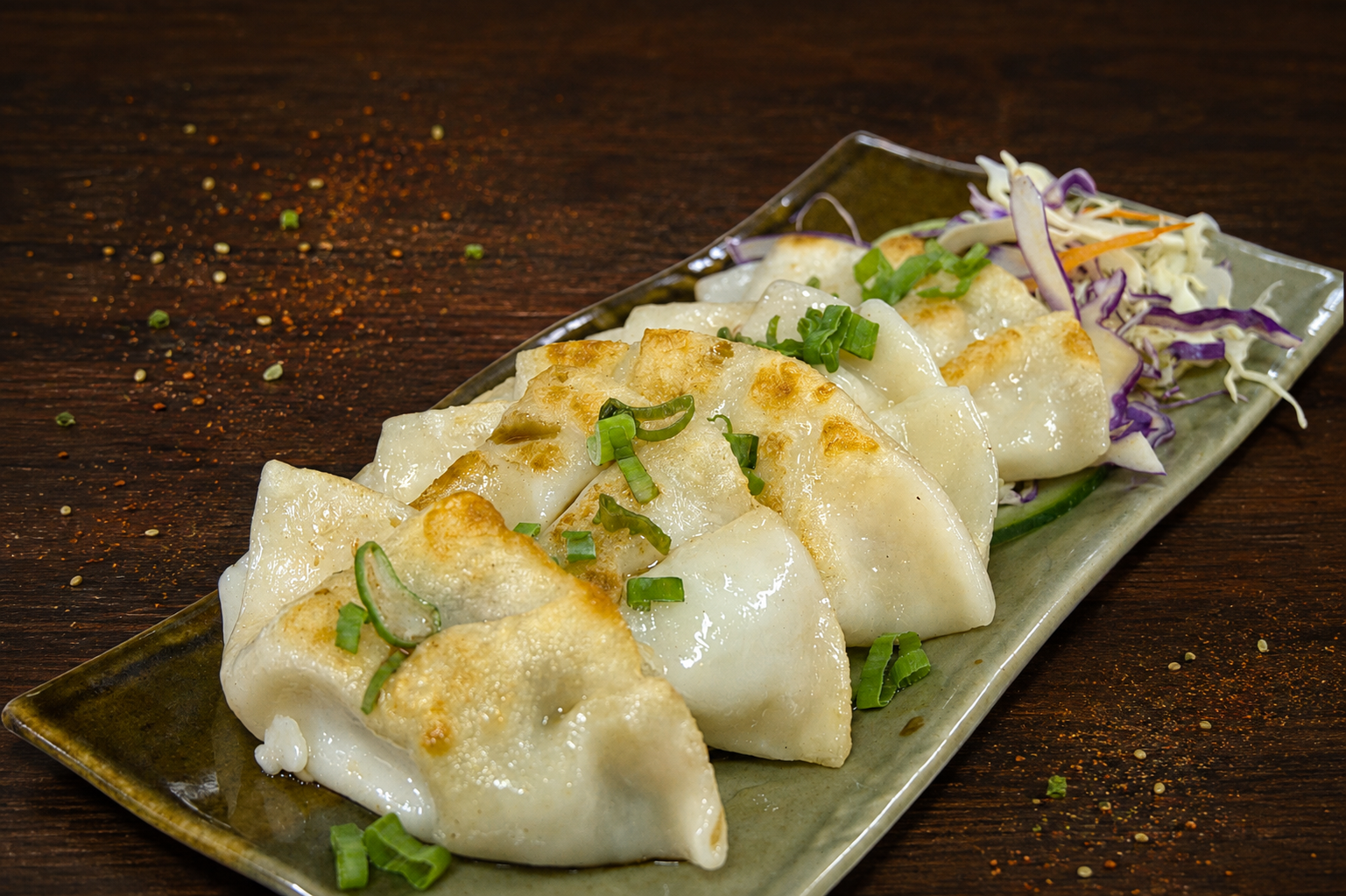 Gyozas a la plancha con cebolla de verdeo y ensalada de repollo