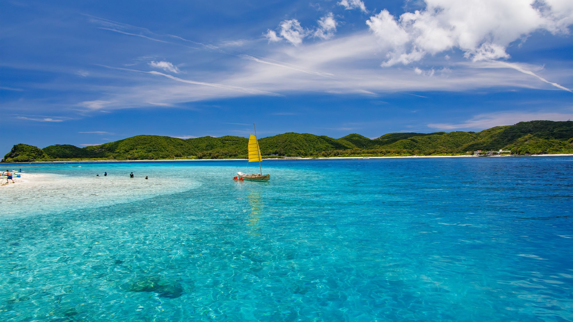 Panorámica de la costa de Okinawa con aguas turquesa