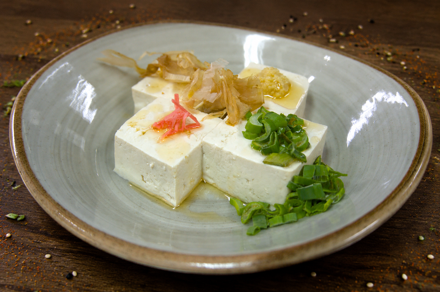 Hiyayakko: tofu frío con katsuobushi, jengibre y cebolla de verdeo