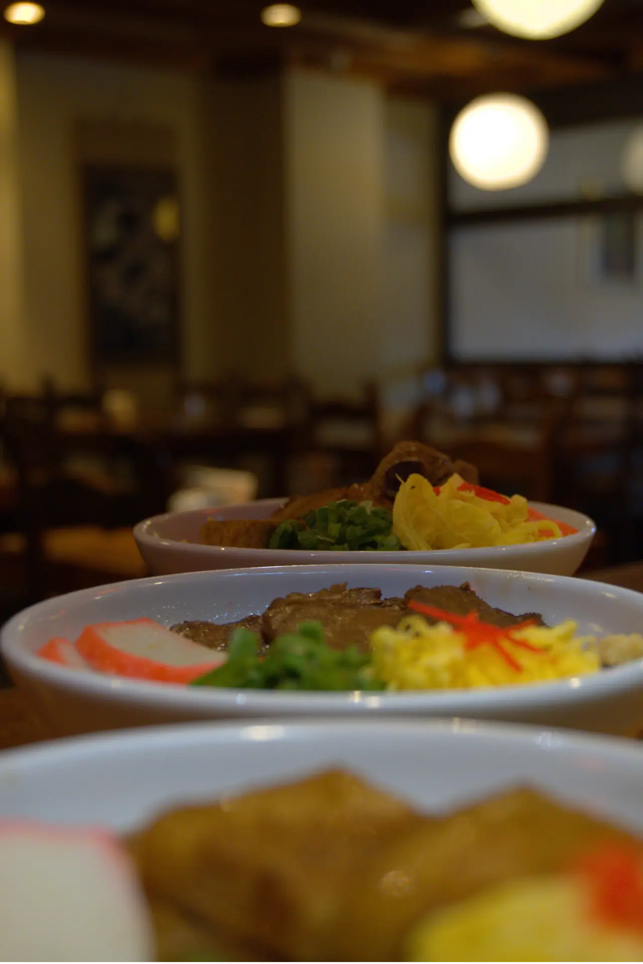 Tres bowls de Okinawa Soba listos para servir