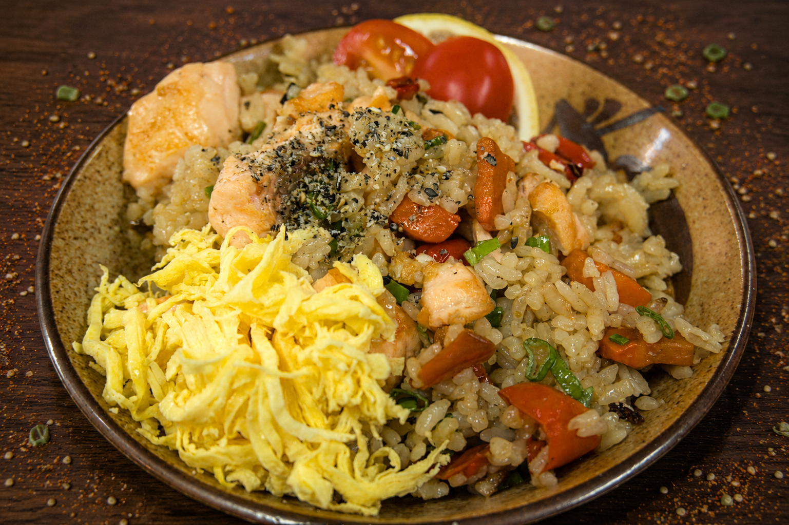 Arroz salteado con salmón, huevo hilado y vegetales
